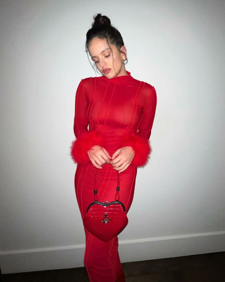 MatteStories's tweet photo. #SundayStyleIcon | Last week, @rosalia took to the #MetGala in this gorgeous Givenchy look. In honour of her latest album #MOTOMAMI dropping, we've gathered some of our fav eye-catching #Rosalia looks.
#FashionInspo #RosaliaStyle #StyleIcon https://t.co/FmJnIL200v