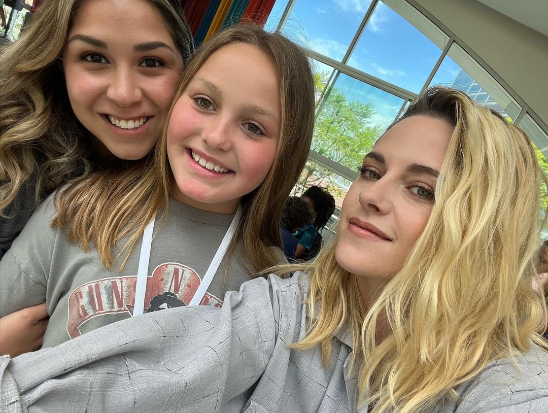 KristewartPT's tweet photo. Kristen com algumas fãs na angariação de fundos K.A.M.P. no Hammer Museum, em Los Angeles 🧸🥰 https://t.co/2R8KVgKkJ0