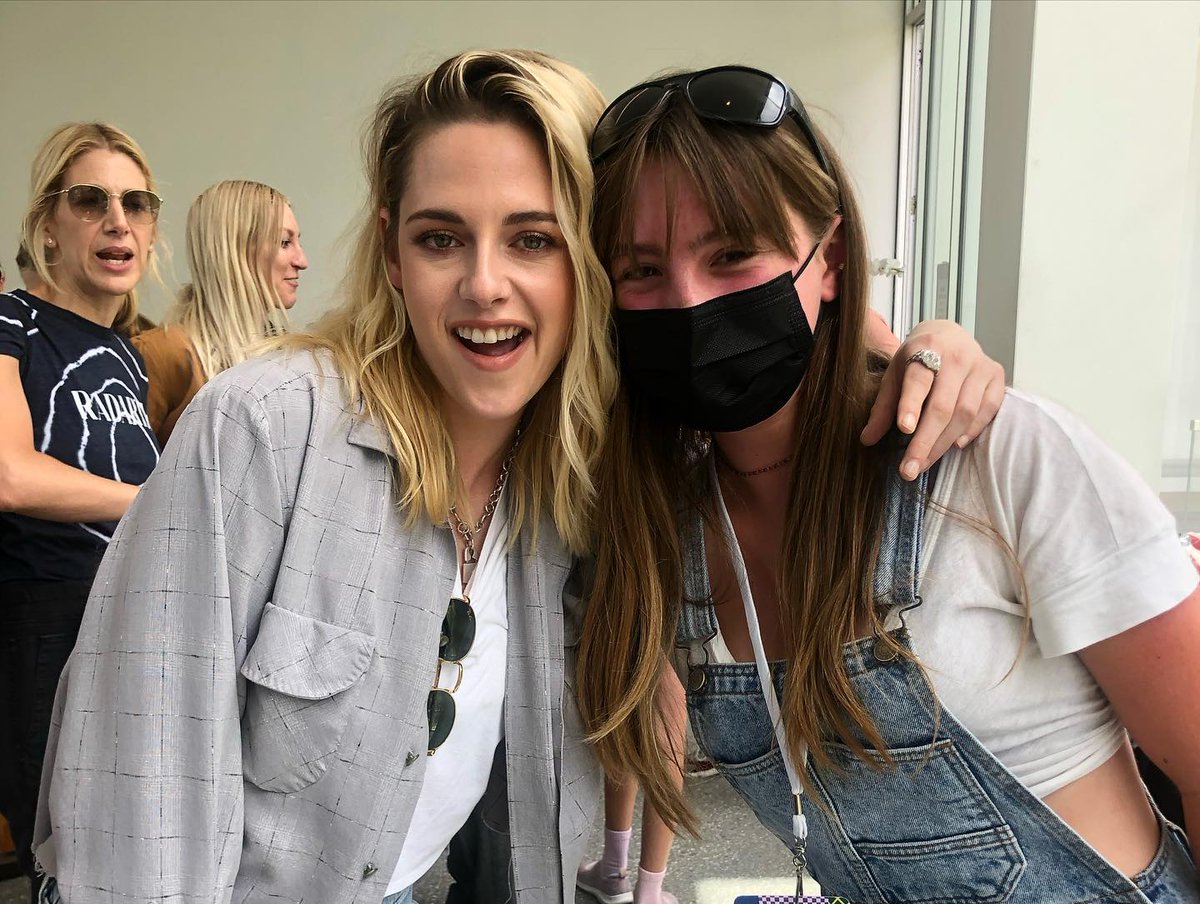 KristewartPT's tweet photo. Kristen com algumas fãs na angariação de fundos K.A.M.P. no Hammer Museum, em Los Angeles 🧸🥰 https://t.co/2R8KVgKkJ0