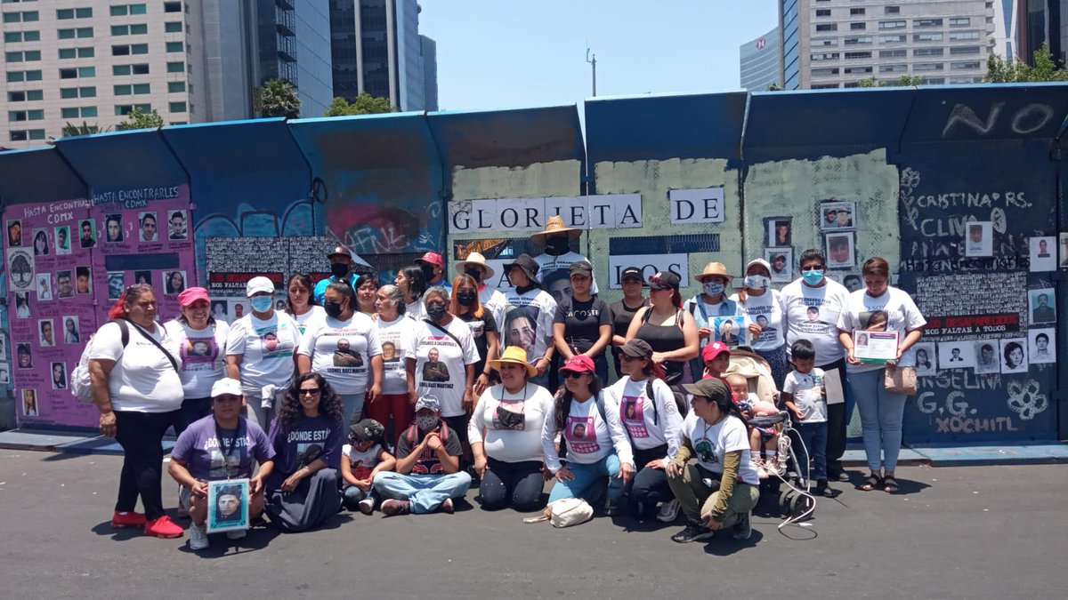 EncontrarleCDMX's tweet photo. No alcanzarán las vallas para callarnos, las calles nos pertenecen y no pediremos permiso para visibilizar a lxs desaparecidxs

Les recordamos que el mayor número de desapariciones se han reportado en esta administración

¡Hasta encontrarles! ❤️‍🔥👣
#GlorietaDeLasYLosDesaparecidos https://t.co/jPEB2jdneF