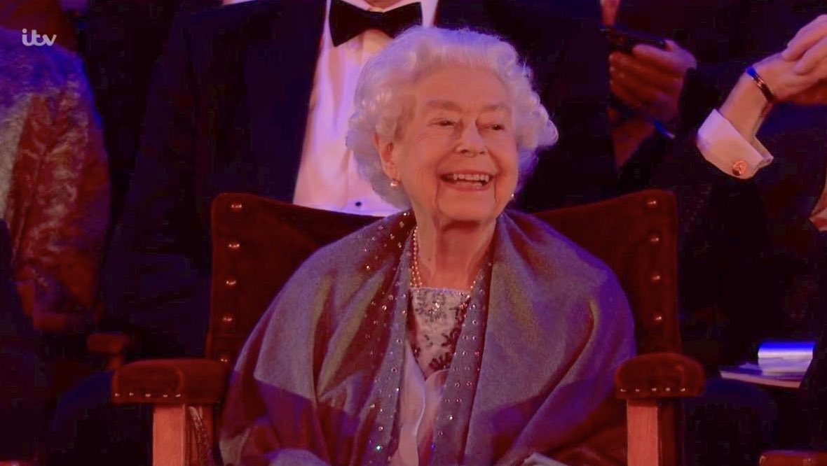 scobie's tweet photo. The Queen is most definitely loving life at the finale of the Royal @WindsorHorse Show this evening. Big smile as she watched the "Gallop Through History" performance, which featured horses and riders from around the world, including Azerbaijan and Oman. https://t.co/dgcxhw60yG