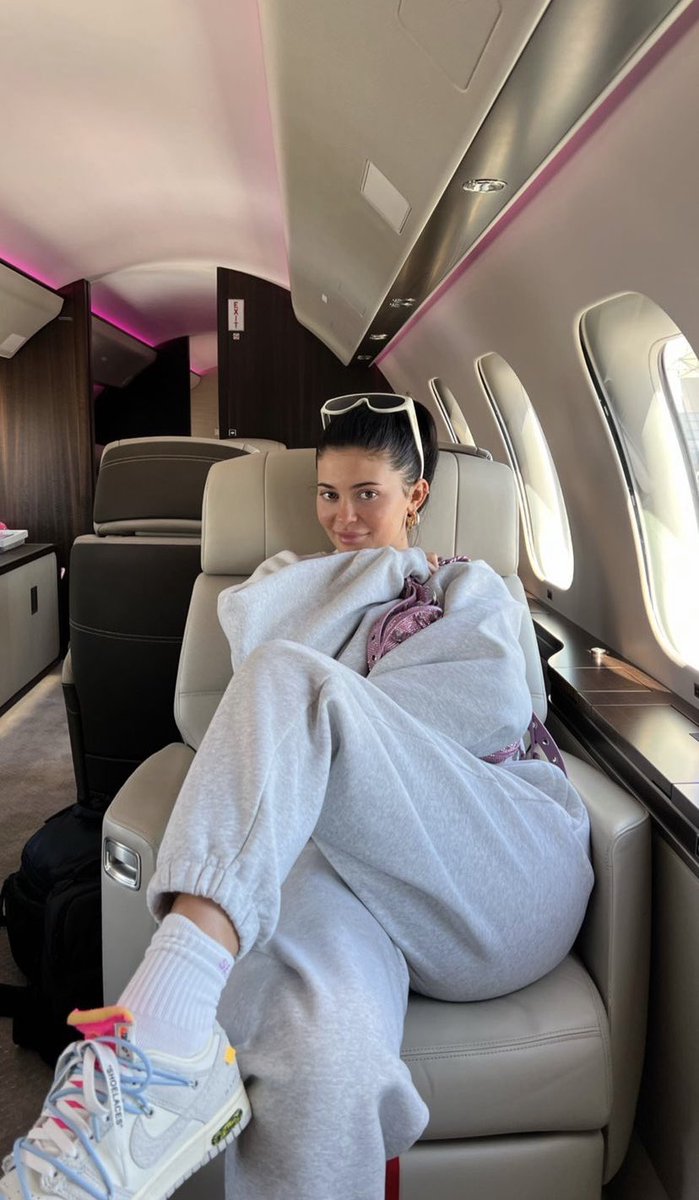 UMA BEBE! Kylie Jenner via Stories do instagram em seu KylieAir indo em direção de Las Vegas, Hoje! A pele de Milhões