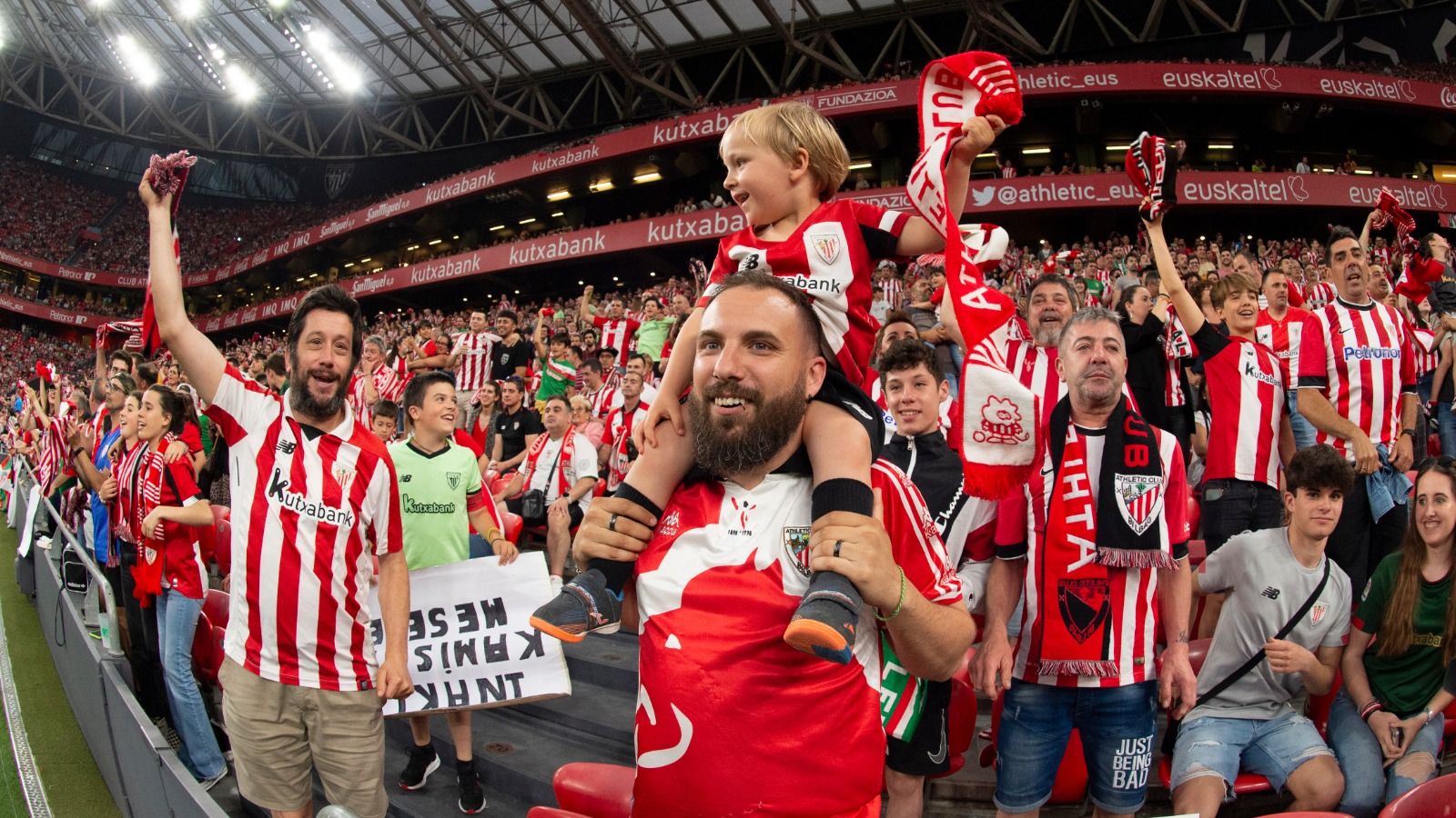 Athletic Club on Twitter: "😍 Athletic is family! 🔥 Thank you for another  great night, San Mames! ❤️ We'll see you again next season! 🤍  #AthleticOsasuna #AthleticClub 🦁 https://t.co/nigKatrH0V" / Twitter