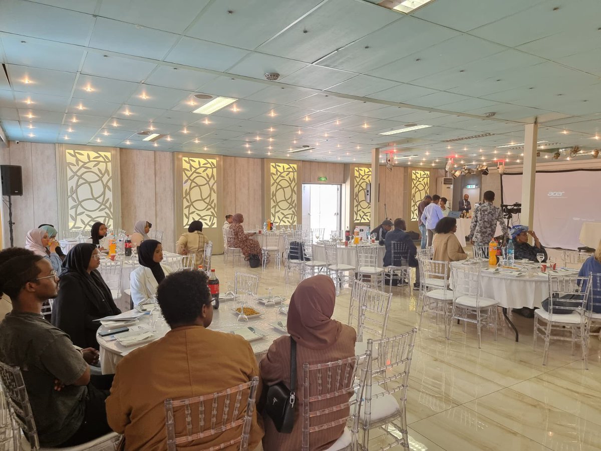KParbhudayal's tweet photo. De jongerenambassadeurs van https://t.co/zfN5uNLbc1 (https://t.co/uLpjpJcNik) en van Replace @ggdhaaglanden grijpen de Somalische jongerendag aan om hun werk als ambassadeur Vrouwelijke Genitale Verminking (VGV) zichtbaar te maken en de bestrijding VGV te spreken. #ENDFGM #FSAN https://t.co/UdBL55xGFr
