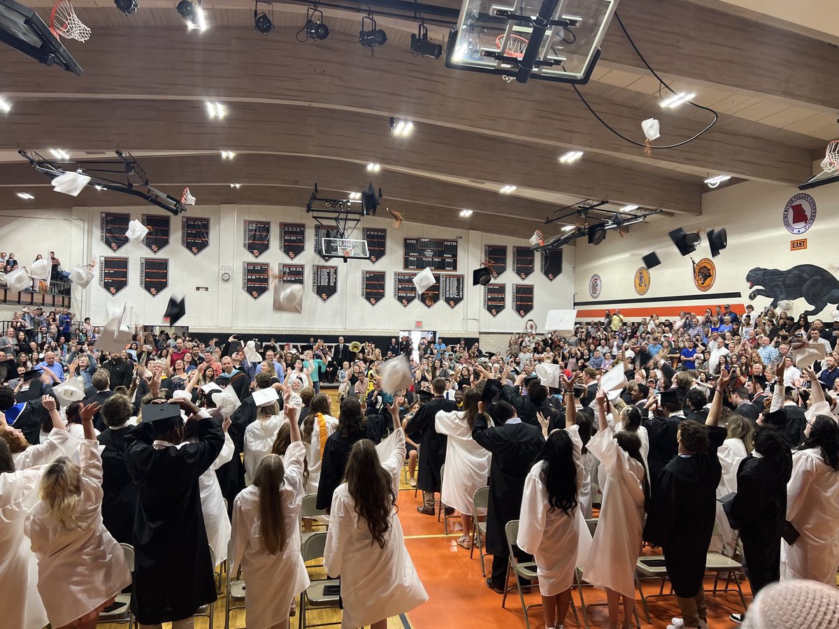 drjerrodwheeler's tweet photo. That’s a wrap!  Congrats to the ⁦@KnobNosterHS⁩ Class of 2022!  So many amazing students who will go on to do great things! ⁦Well done graduates!! ⁦@KnobSchools⁩ ⁦@Whiteman_AFB⁩ #OurMissionIsStudentSuccess! https://t.co/uVT6jcwM7l