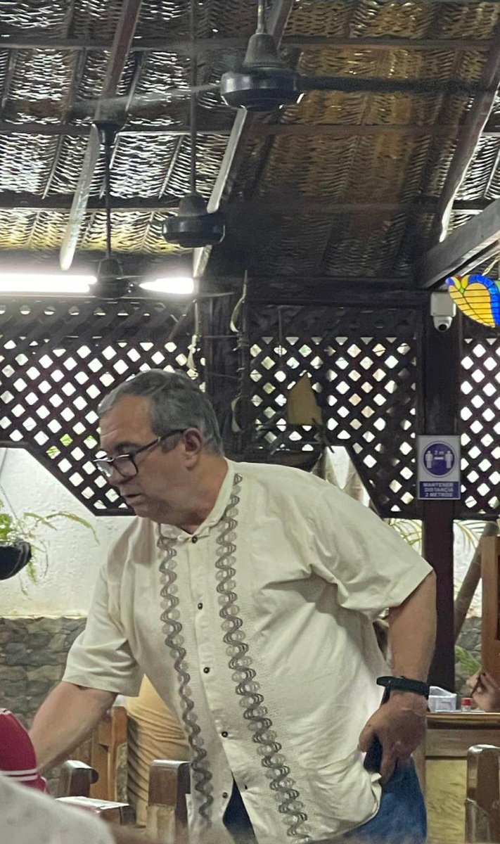 PoloDiazG's tweet photo. El remanso de los 'exguerrilleros' es Santa Marta, aquí 'Timo', otrora guerrillero, asesino y narcotraficante, hoy un respetado político, de visita en Santa Marta rodeado por una decena de escoltas y comitiva de cachacos, almorzando feliz en Mañé Cayón. La paz es una vaina linda. https://t.co/UrkJ5aqDWY