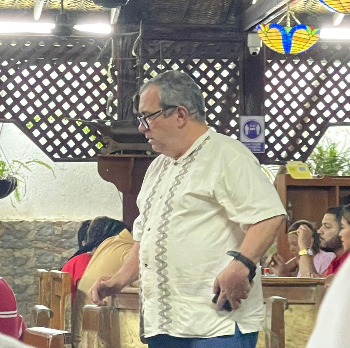 PoloDiazG's tweet photo. El remanso de los 'exguerrilleros' es Santa Marta, aquí 'Timo', otrora guerrillero, asesino y narcotraficante, hoy un respetado político, de visita en Santa Marta rodeado por una decena de escoltas y comitiva de cachacos, almorzando feliz en Mañé Cayón. La paz es una vaina linda. https://t.co/UrkJ5aqDWY