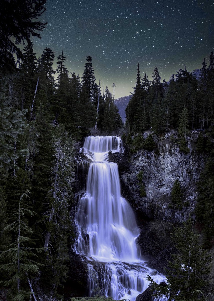 ianlauerastro's tweet photo. My photo of stars and waterfalls 💫 https://t.co/DNLTC9yJj8