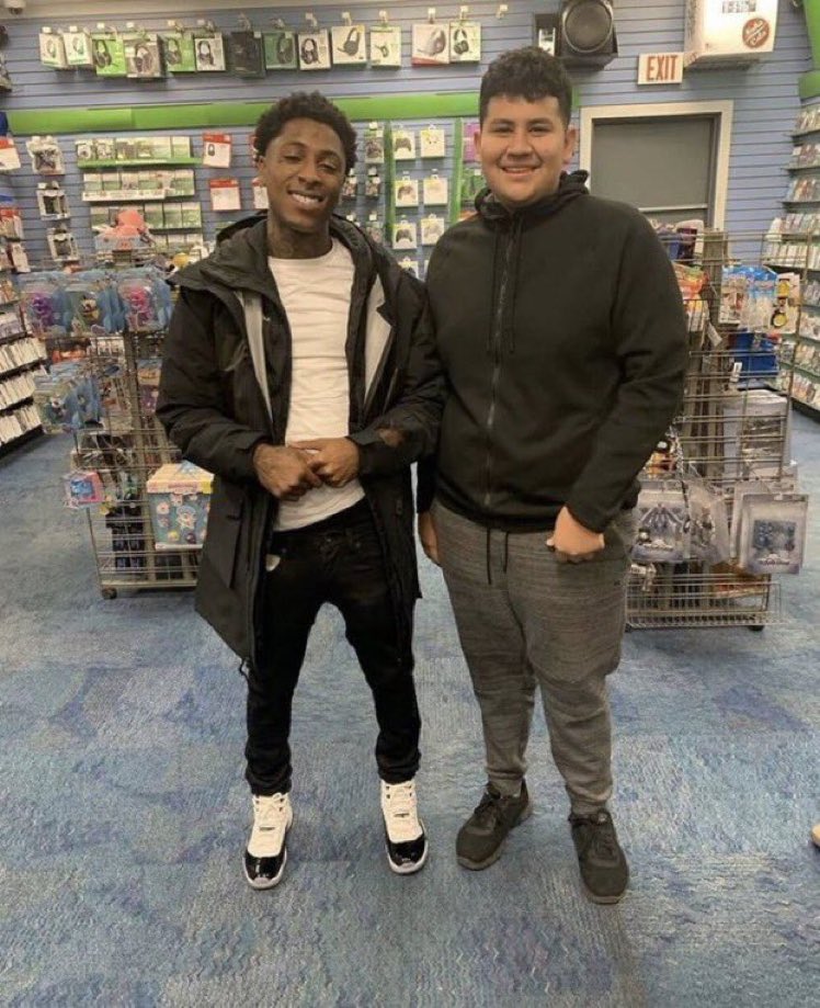 MrMonacle0's tweet photo. Just met my nigga Yb at game stop😸 #Slime4L🐍 https://t.co/ViFk9663Eo