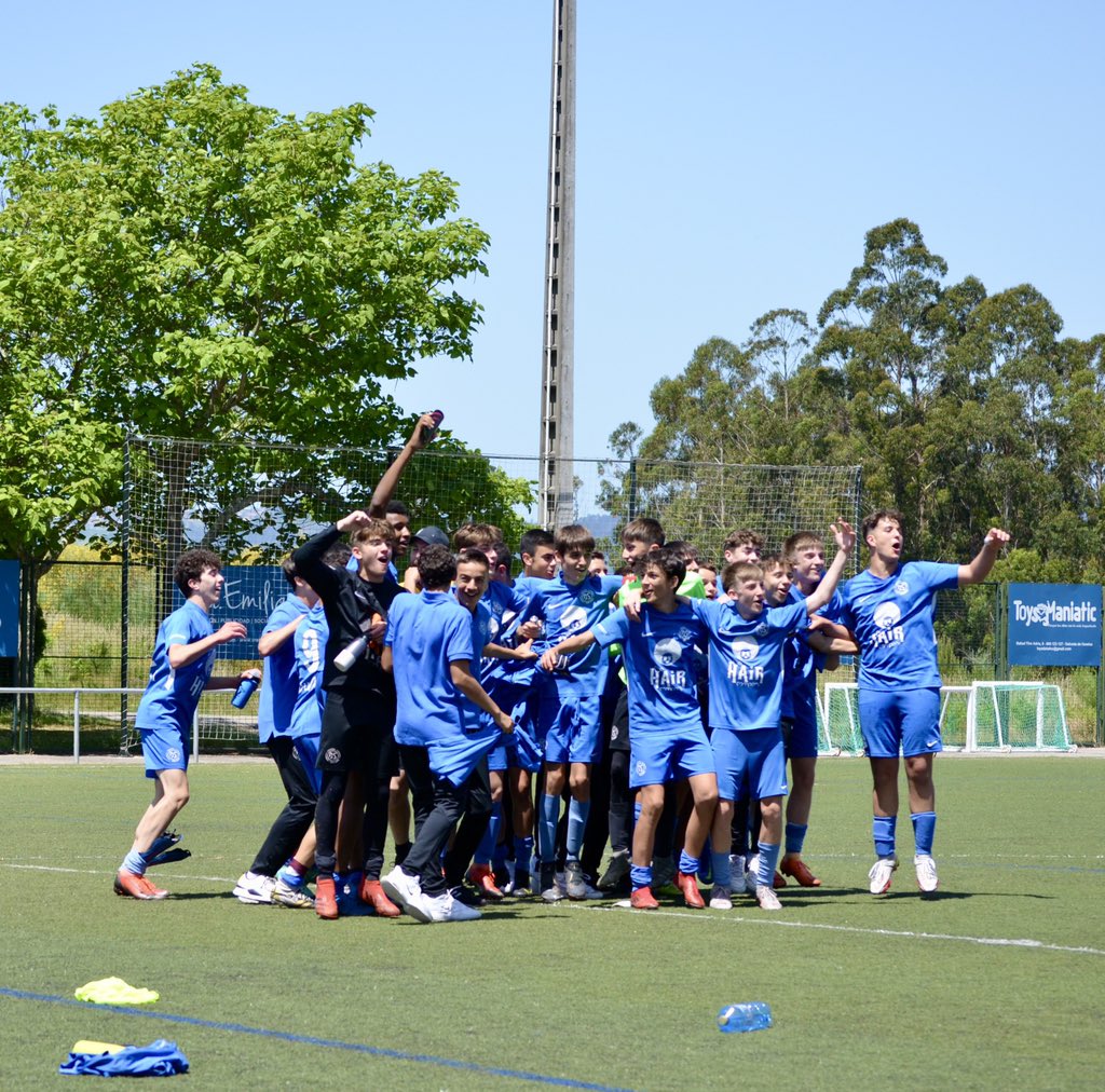 EscuelaDenis's tweet photo. O Cadete tamén está ascendido! 😃🎉

Moitas felicidades por ese #acenso á Liga Galega rapaces, bravo 🙌!

Moitas grazas @Duatel e The Hair Company Spain polo apoio!

#escueladefutboldenissuarez #categoriasinferiores #futbolbase #juntossomosmásgrandes #ligagallega https://t.co/xYZTy3lxa7