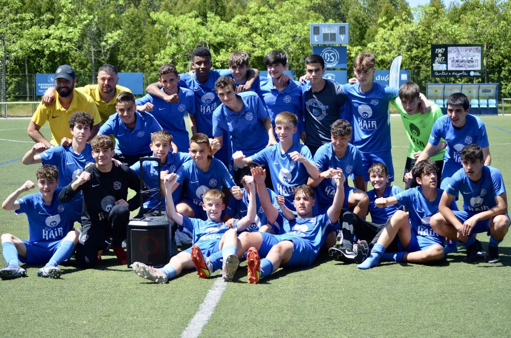 EscuelaDenis's tweet photo. O Cadete tamén está ascendido! 😃🎉

Moitas felicidades por ese #acenso á Liga Galega rapaces, bravo 🙌!

Moitas grazas @Duatel e The Hair Company Spain polo apoio!

#escueladefutboldenissuarez #categoriasinferiores #futbolbase #juntossomosmásgrandes #ligagallega https://t.co/xYZTy3lxa7