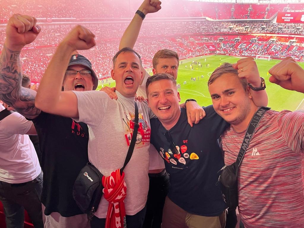 ollyewbank's tweet photo. What a day..what an end🔴🔴🔴Dad n Lad😎🍺🏆🕺 https://t.co/EB68TFrOdR