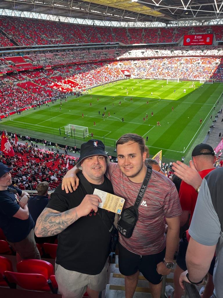 ollyewbank's tweet photo. What a day..what an end🔴🔴🔴Dad n Lad😎🍺🏆🕺 https://t.co/EB68TFrOdR