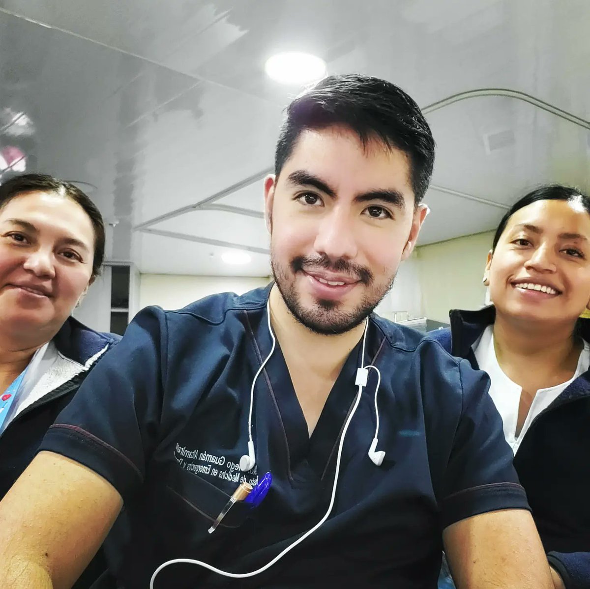 egoand's tweet photo. Y el foráneo cuencano terminó haciendo amistades en la capital #medfriends #emergencyroom #emergencioblastos https://t.co/FUvz0XbU5l