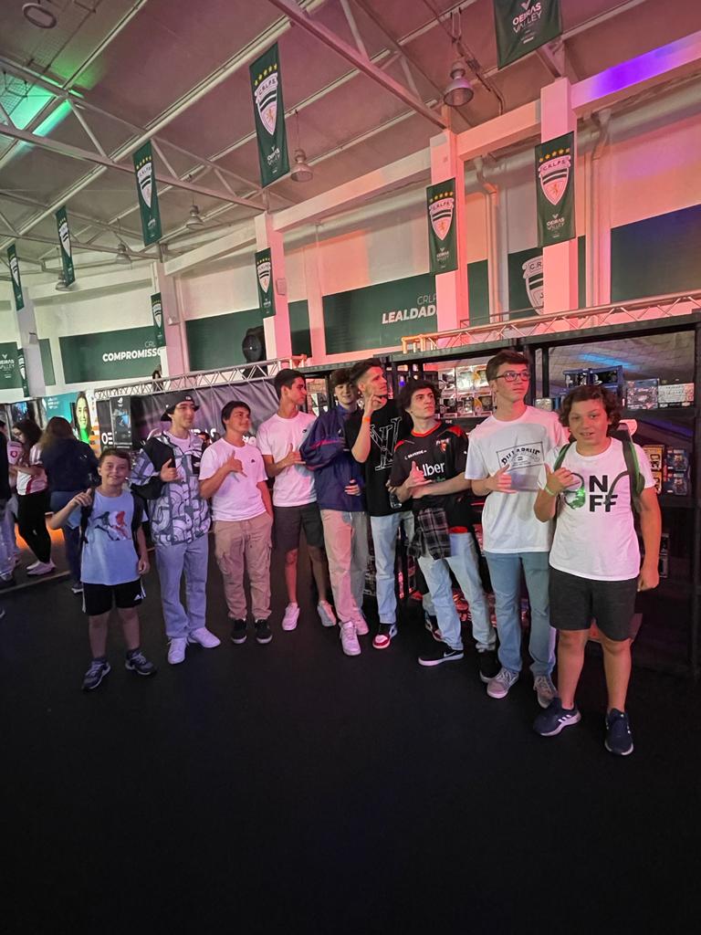 Soaresfps's tweet photo. @MOShFN @OverLordZv @EcsFredy mais uns putos random JOGADOR CARO NÃO OLHA PARA A FOTO ahaha https://t.co/dTzIMDa1Rb