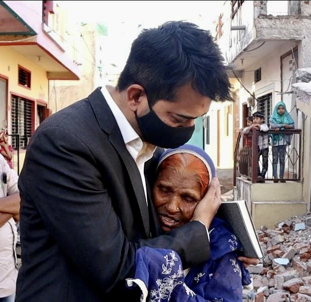 MujtabaAasif's tweet photo. When I met Rashida Bi &amp; her husband in Sendhwa last time, they were devastaed. The house was bulldozed &amp; there was no support.  This time when I met them, their smiling face was enough to made my day. We helped her with Rs 5 lakh and would soon get her house reconstructed too❤️ https://t.co/wh1OGGAebW