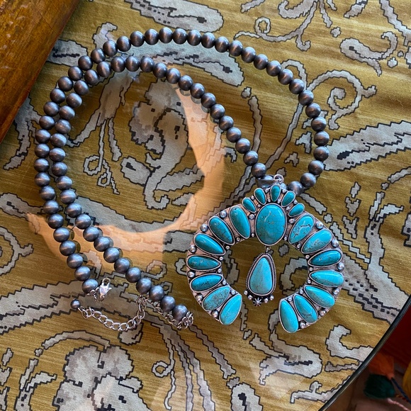 LisaHow166's tweet photo. So good I had to share! Check out all the items I'm loving on @Poshmarkapp #poshmark #fashion #style #shopmycloset #jcrew #ash #statementnecklace: https://t.co/PISrEH1b2T https://t.co/KfRAa5xUw1