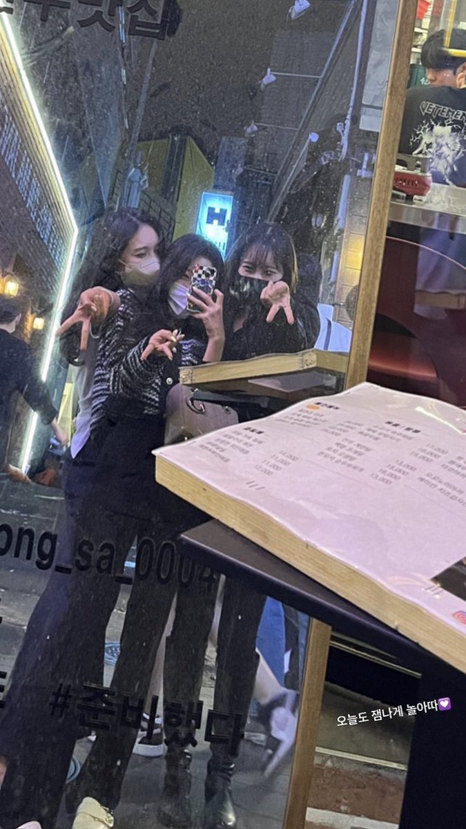yeawon with friends doing the trendy gyaru pose! 

#ANYEAWON #앙예원 #SINGLESINFERNO