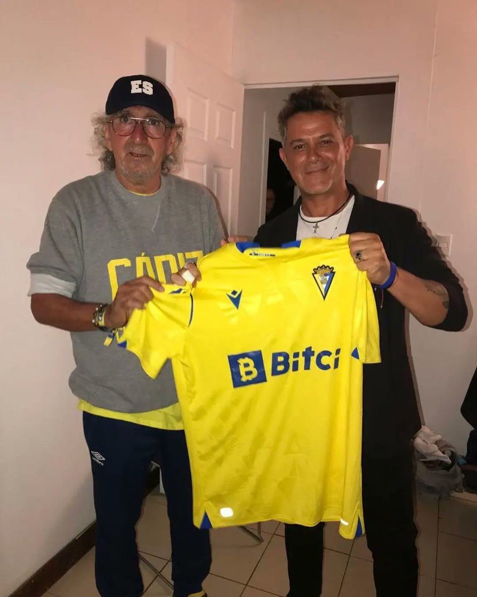 elgraficionado's tweet photo. ¡Cracks! 🤝Jorge "Mágico" González y @AlejandroSanz se unieron en apoyo al Cádiz para el juego ante el Real Madrid. 

📸 @Cadiz_CF https://t.co/y69RBDV93Y