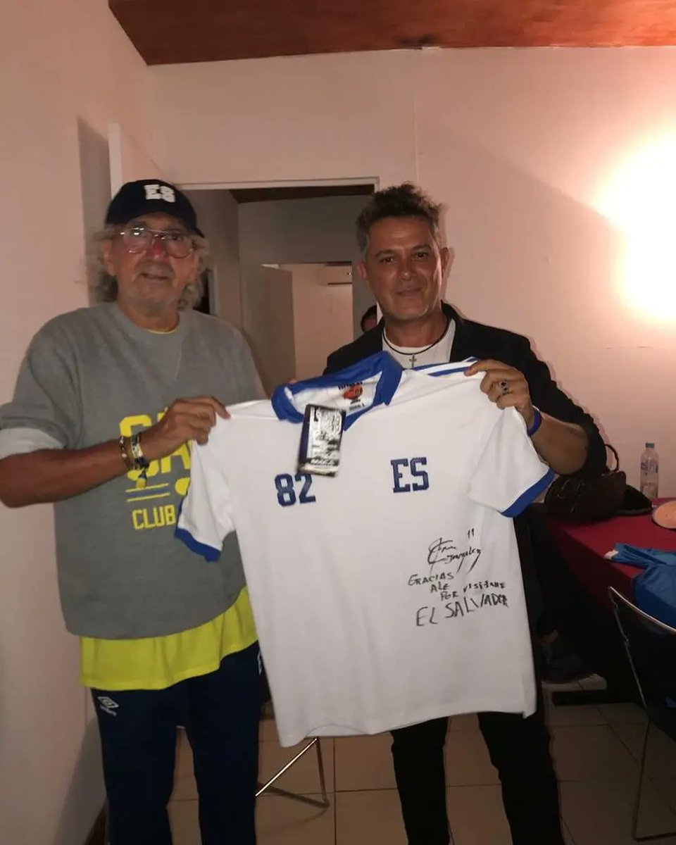 elgraficionado's tweet photo. ¡Cracks! 🤝Jorge "Mágico" González y @AlejandroSanz se unieron en apoyo al Cádiz para el juego ante el Real Madrid. 

📸 @Cadiz_CF https://t.co/y69RBDV93Y