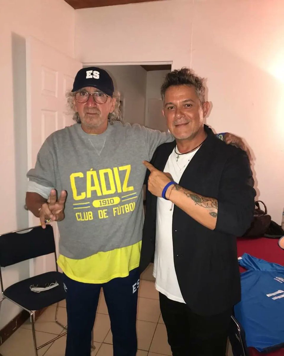 elgraficionado's tweet photo. ¡Cracks! 🤝Jorge "Mágico" González y @AlejandroSanz se unieron en apoyo al Cádiz para el juego ante el Real Madrid. 

📸 @Cadiz_CF https://t.co/y69RBDV93Y