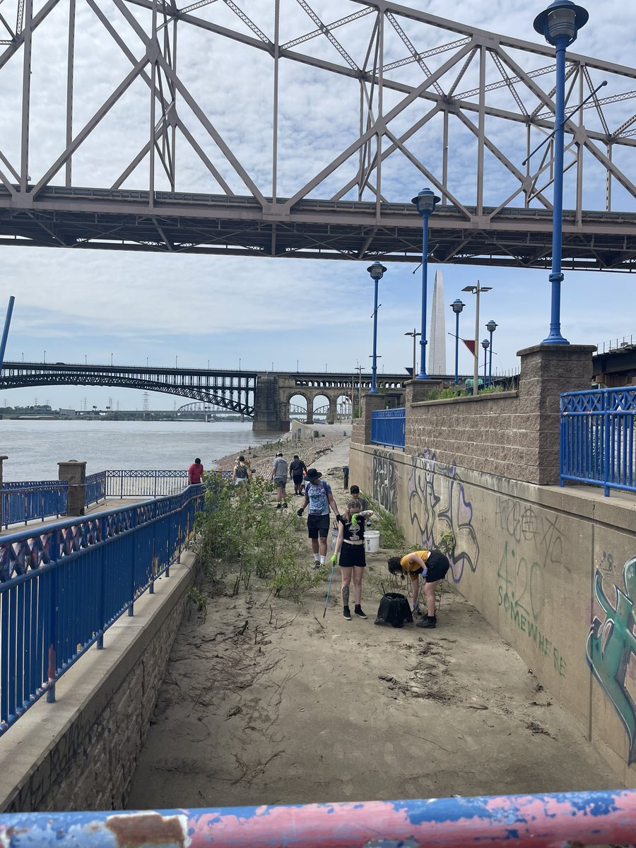 STLwo314's tweet photo. Riverfront Cleanup with @UnhousedSTL, come eat a hot dog! #unhousedSTL https://t.co/615XsB80i1