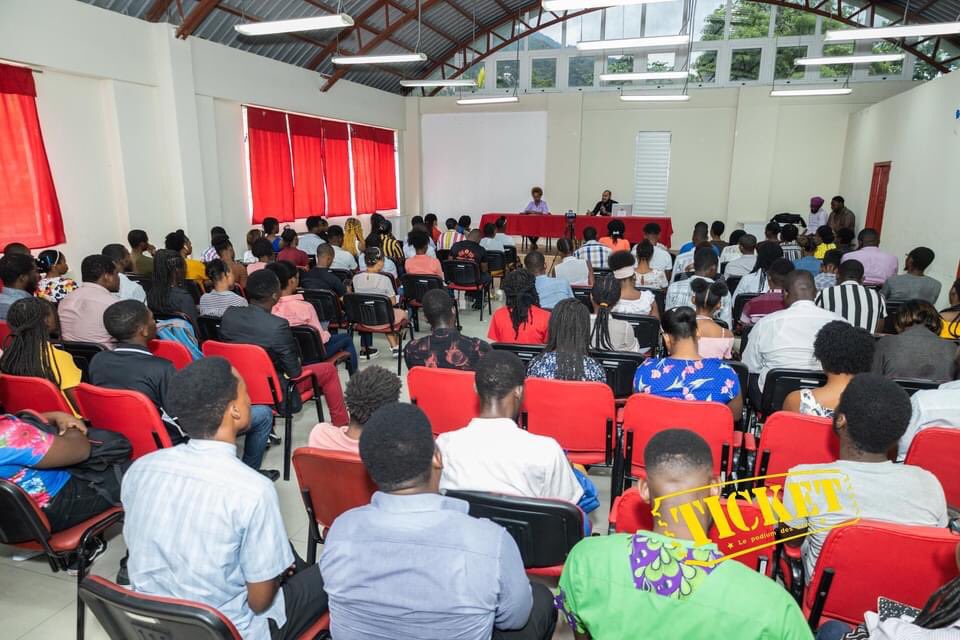 AngyDesravines's tweet photo. Yon premye konferans ki reyisi pou @the_dexcellence_pea dayè mwen pran plezi poum te moderatris epi yon lonè pou pataj panel sila ak entèvenan nou ki pa lòt ke @PatriceSalomo15
#AngyDesravines #PatriceSalomon #AngyDesravinesAvew #PSCommunications #journalist #communication https://t.co/6LPycDRMcW