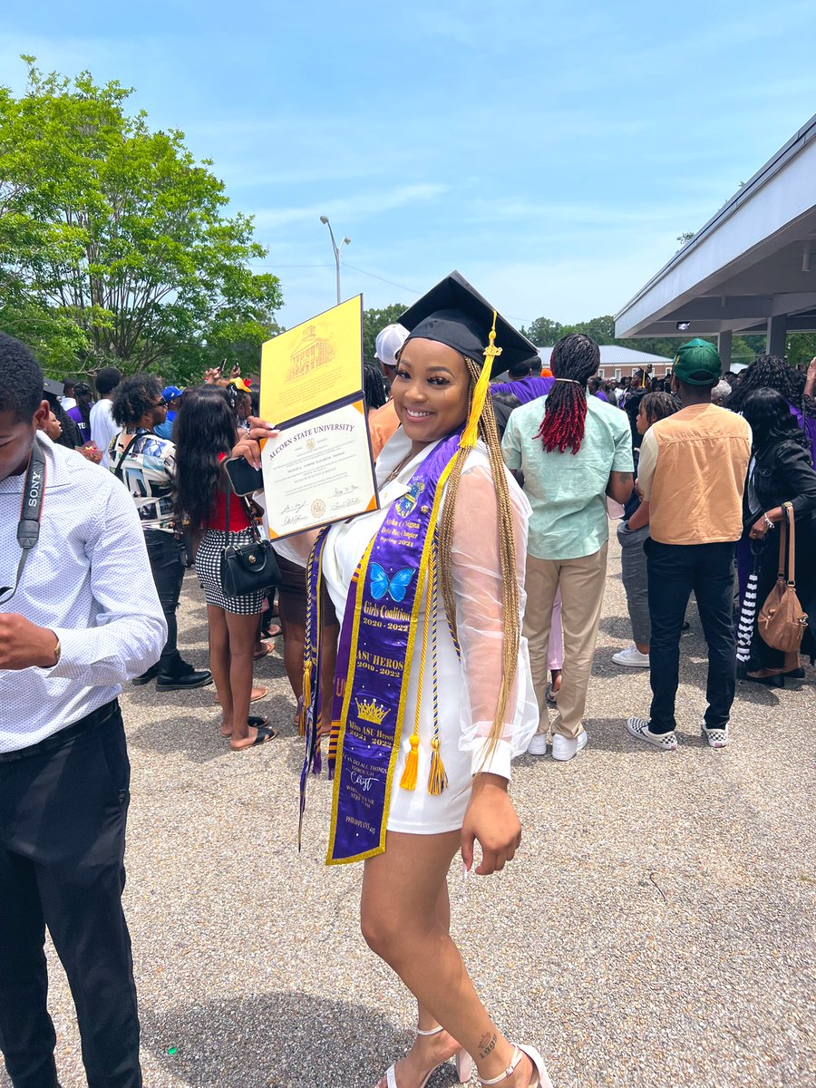 YoursTrulyMSK's tweet photo. Bi** I graduated call me big fish 🥳🎓 https://t.co/FPPMwZZB81