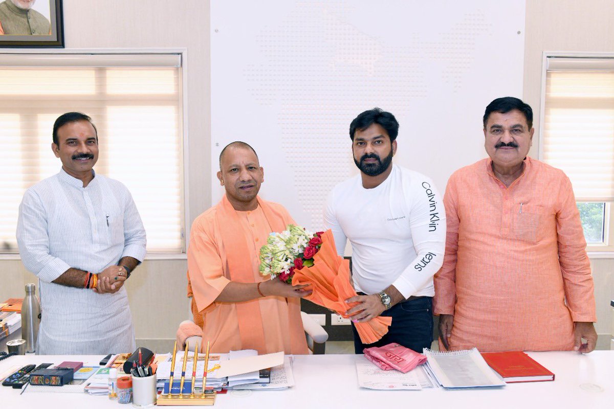 PawanSingh909's tweet photo. आज उत्तर प्रदेश मुख्यमंत्री आदरणीय @myogiadityanath महाराज जी का आशीर्वाद मिला और हमारी बन रही फिल्म स्वक्ष गँगा अभियान पे आधारित हर हर गंगे पे विशेष चर्चा हुई साथ में हमारे बड़े भईया सैय्यद राजा विधायक @BJPSushilSingh जी पिंडरा विधायक अवधेश सिंह जी
जय श्री राम https://t.co/lmbMaNWocL