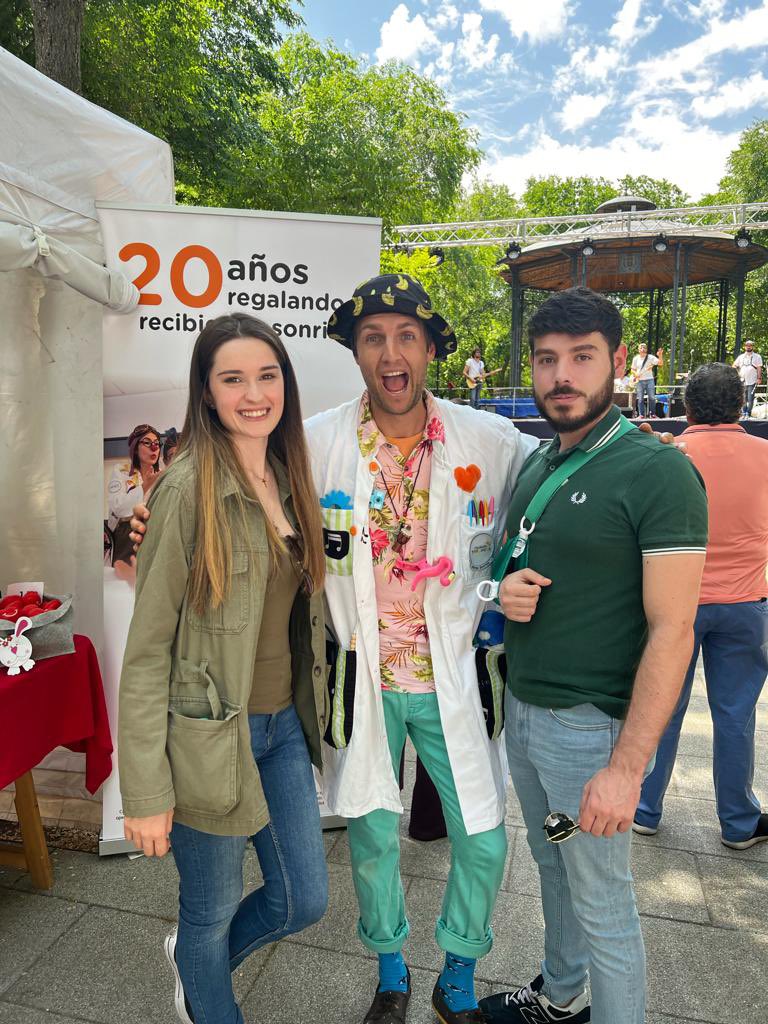 LauraHerGar10's tweet photo. Ayer en la Feria del Libro de Pinto coincidimos con el Doctor Sonrisas en el stand de @FTheodora .

Además aproveché para hacerme con su nariz y alguna cosita más y así poder aportar un granito de arena con esta gran labor. 
#ModoSonrisaOn https://t.co/JgE1PZUdau