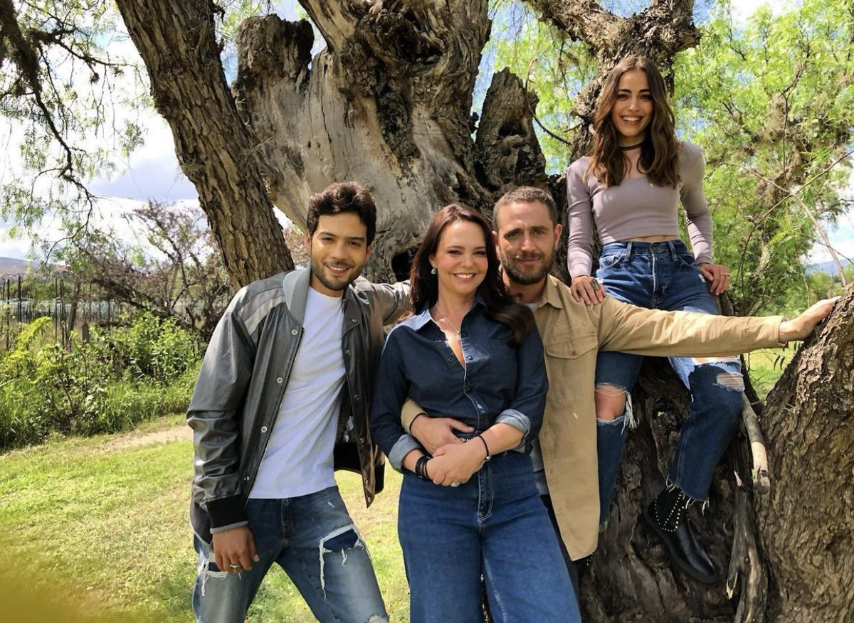 JutElizondo's tweet photo. Hace 20 años se "odiaban" y ahora han formado una preciosa familia 🥹 https://t.co/ACF5siiyxv