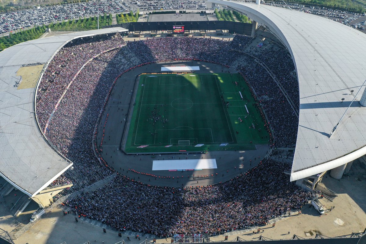 Trabzonspor taraftarı, Atatürk Olimpiyat Stadyumu'nda gövde gösterisi yaptı🏟