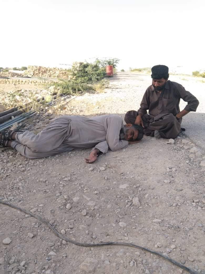 BalochYakjehtiC's tweet photo. Baloch people have been deprived of their basic needs .Water is the basic need of human life,it is the responsibility of state to provide basic facilities to its citizens but due the ignorance of responsible authorities dozens of people have lost their lives.
#PirKohNeedsWater https://t.co/04kr95LxrG