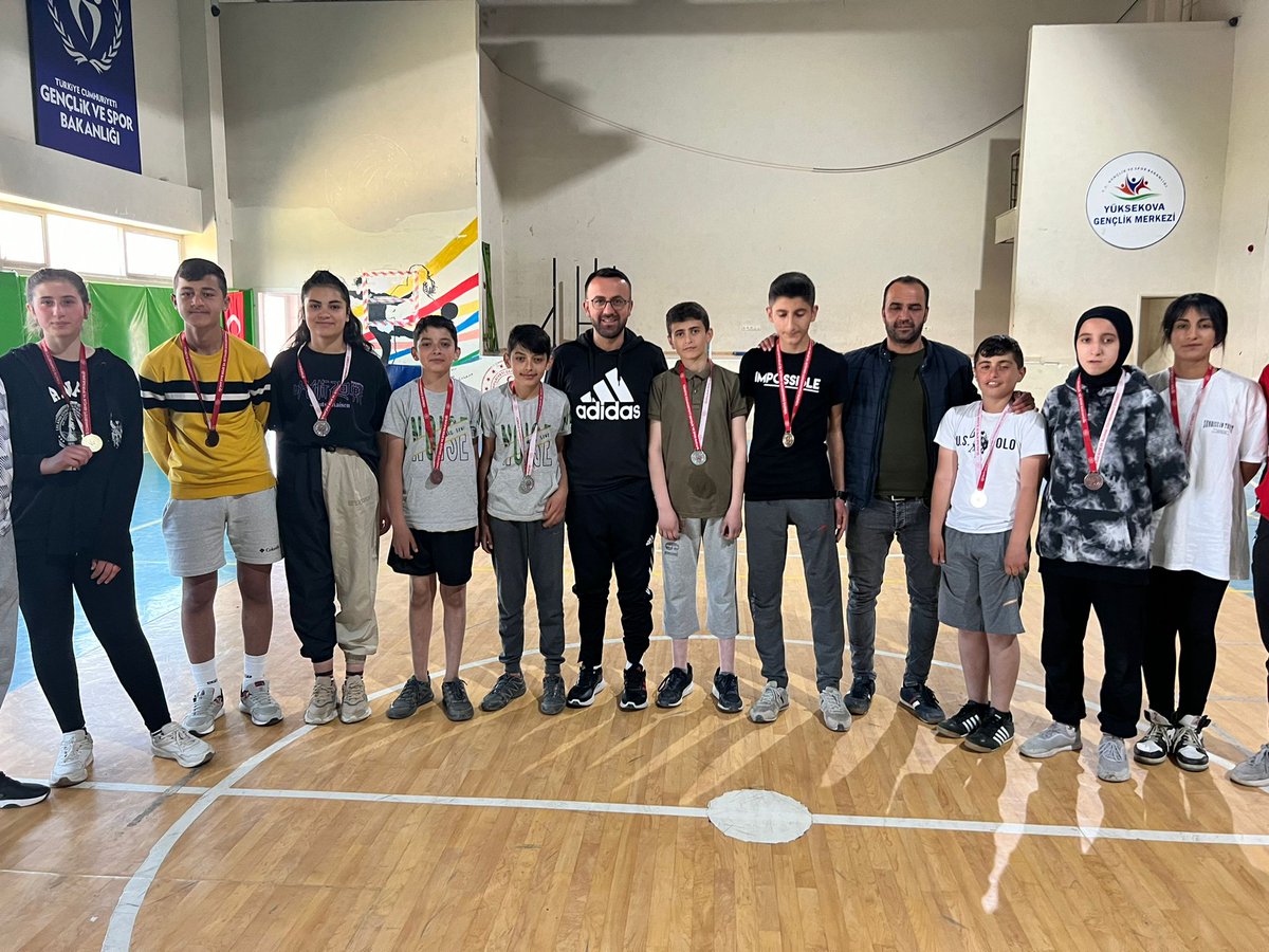 "19 Mayıs Atatürk'ü Annma Gençlik ve Spor Bayramı kapsamında düzenlenen Badminton Turnuvası dereceye girenlere madalya verildi <a href="/TurkBadFed/">Türkiye Badminton Federasyonu</a> <a href="/samikeskin30/">Sami KESKİN</a> <a href="/30Emin_YILDIRIM/">Emin YILDIRIM</a> @kenancanann <a href="/kasapoglu/">Dr. Mehmet Kasapoğlu</a> <a href="/idrisakbiyik/">Dr. İdris AKBIYIK</a> <a href="/hem_yuksekova/">Yüksekova Halk Eğitimi Merkezi</a> <a href="/cimsitomer/">Ömer ÇİMŞİT</a> <a href="/Cneytner9/">Cüneyt Öner</a> <a href="/RTErdogan/">Recep Tayyip Erdoğan</a> <a href="/Gsb_Hakkarigm/">HakkariGM</a>