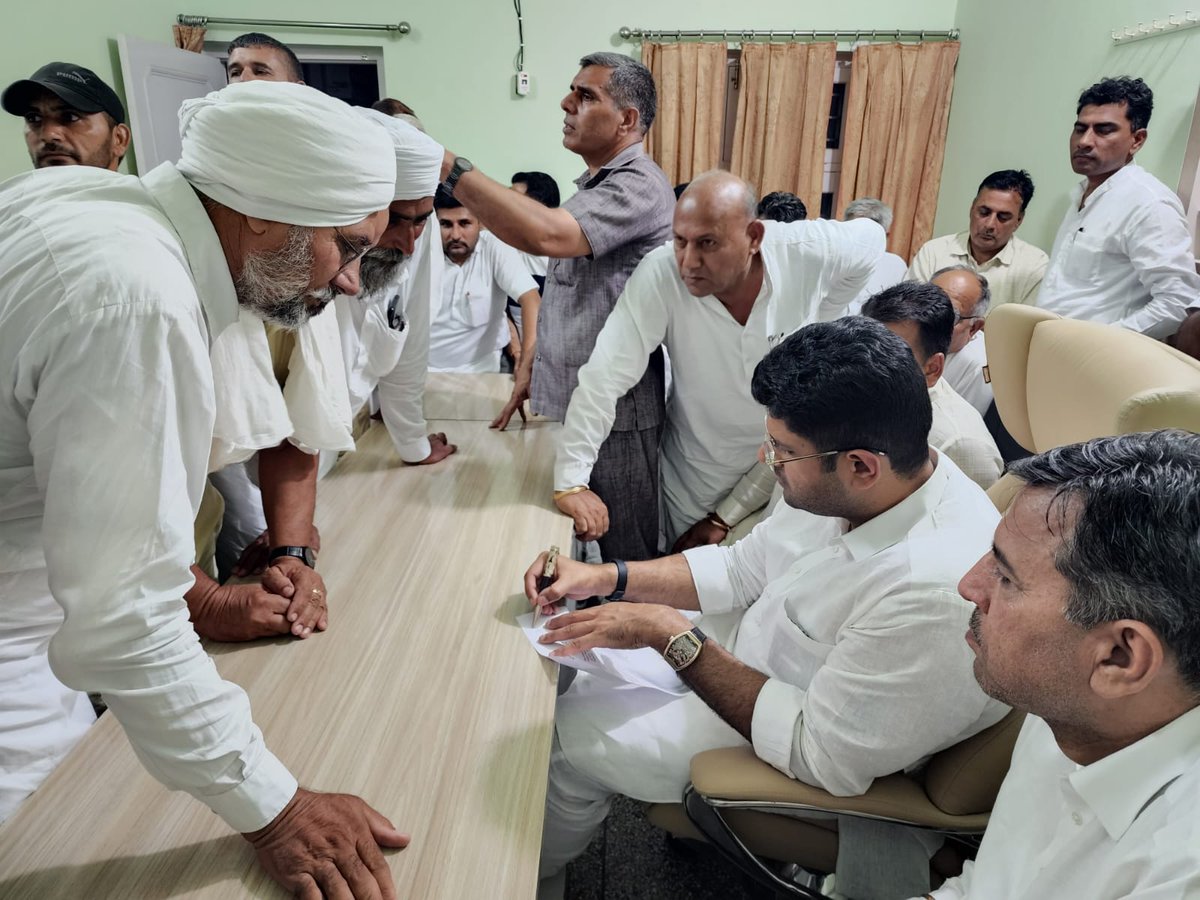 Dchautala's tweet photo. जींद स्थित पार्टी कार्यालय पर देर शाम भी, आपकी सेवा में समर्पित... https://t.co/6s4EfdV5BF