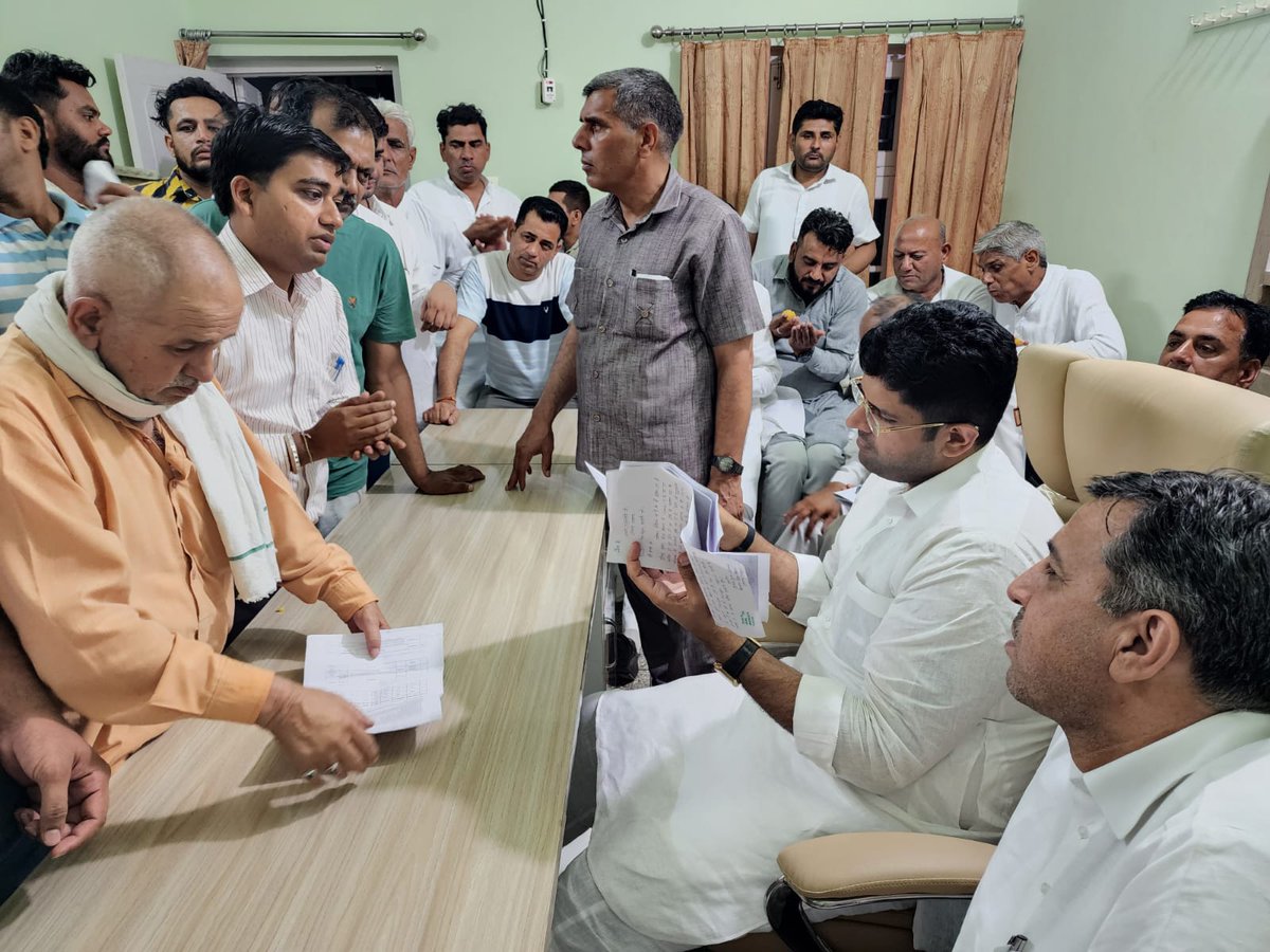 Dchautala's tweet photo. जींद स्थित पार्टी कार्यालय पर देर शाम भी, आपकी सेवा में समर्पित... https://t.co/6s4EfdV5BF