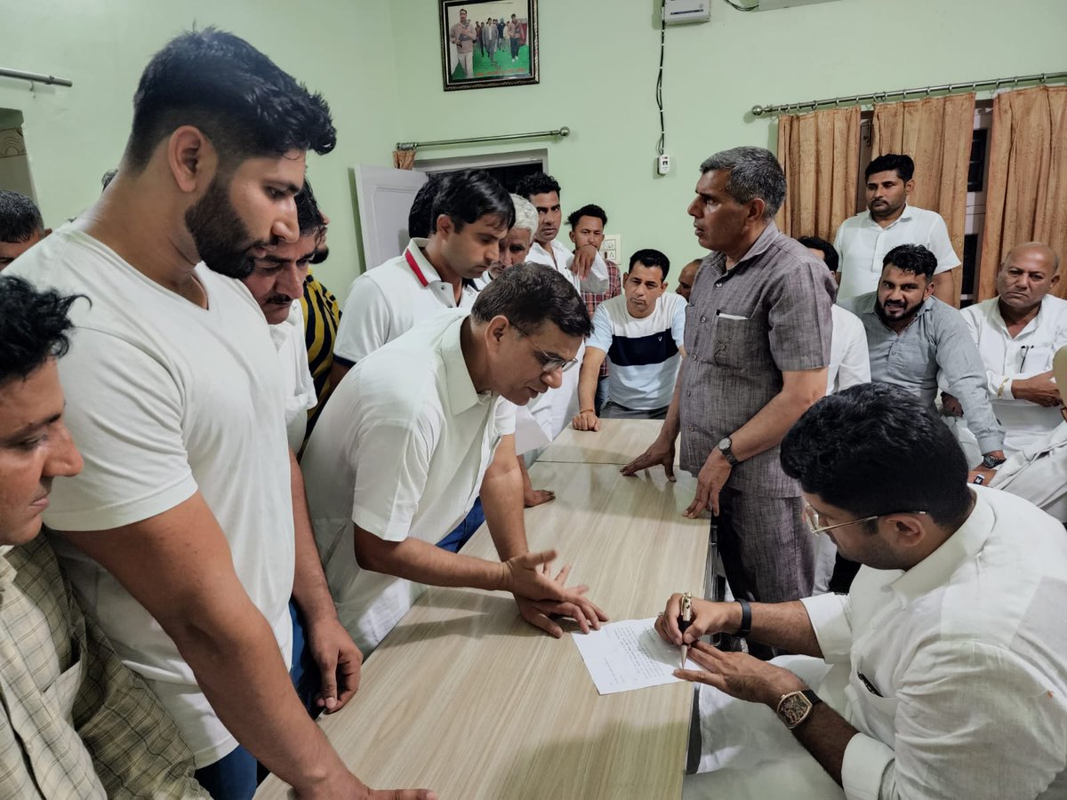 Dchautala's tweet photo. जींद स्थित पार्टी कार्यालय पर देर शाम भी, आपकी सेवा में समर्पित... https://t.co/6s4EfdV5BF