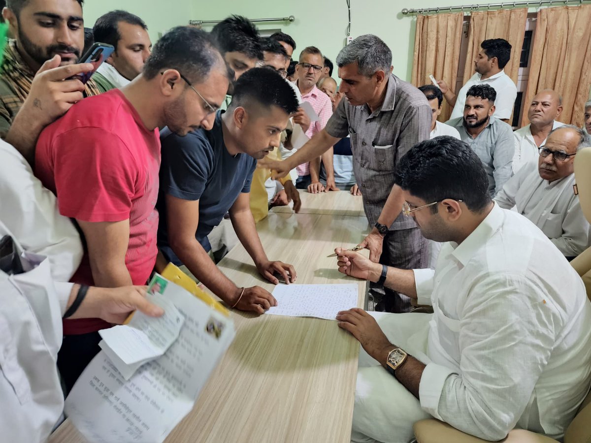 Dchautala's tweet photo. जींद स्थित पार्टी कार्यालय पर देर शाम भी, आपकी सेवा में समर्पित... https://t.co/6s4EfdV5BF
