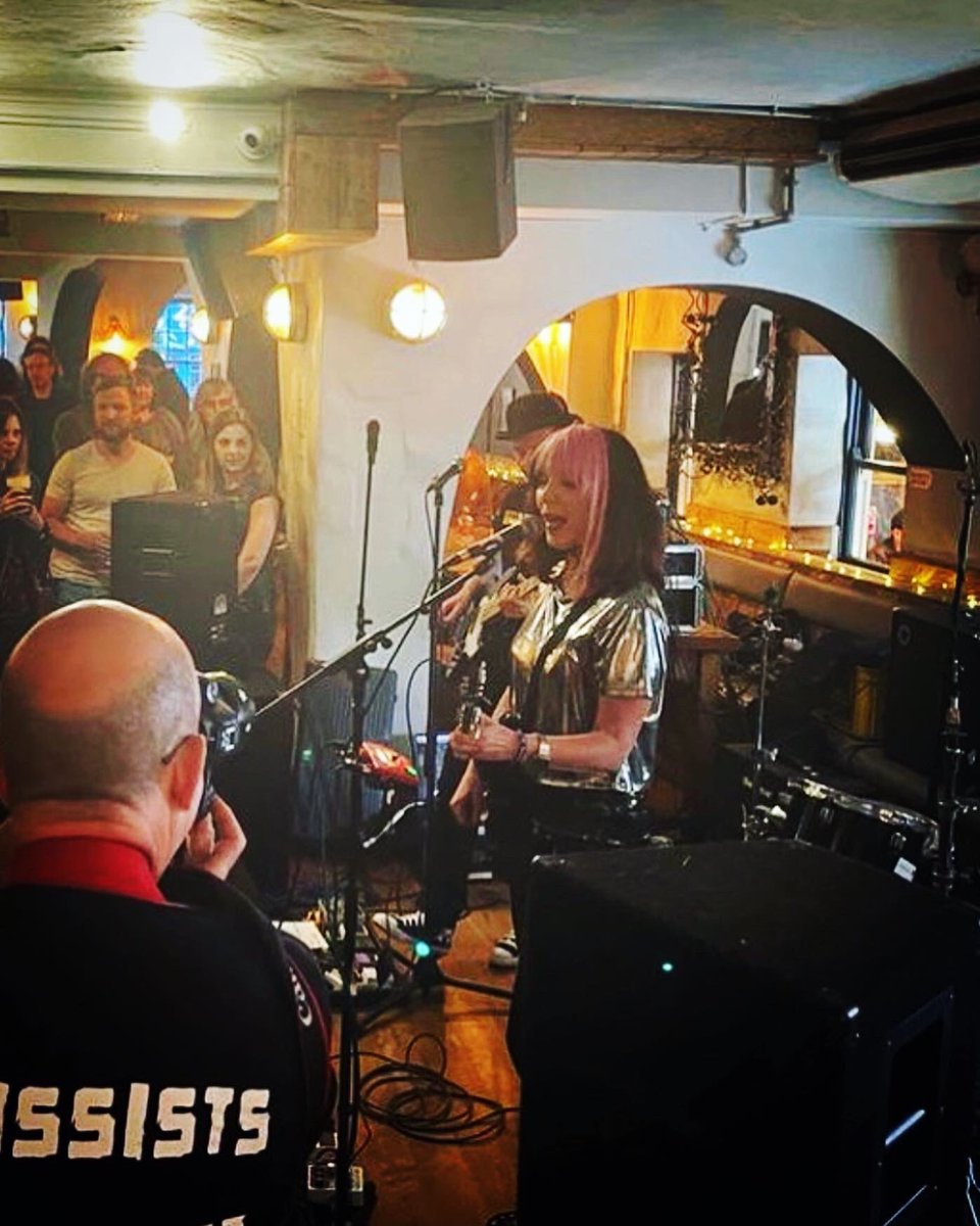 Brighton you were beautiful! Big thanks to everyone who came to see us play, and to <a href="/KikOutTheJams/">Kick Out The Jams</a> <a href="/endof_thetrail/">End Of The Trail Creative</a> <a href="/thezineuk/">TheZineUK</a> for creating the #brightonrocknrollcircus <a href="/blacklion_btn/">Black Lion Pub</a>!  
📷 <a href="/paulharter/">paulharter</a>
@AlexAlexjwhite