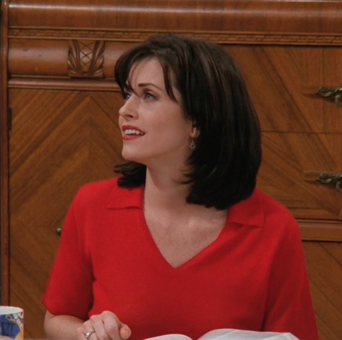 monicaoutfits's tweet photo. another red v-neck from monica geller! (2x20) https://t.co/xQjakA2Jjt