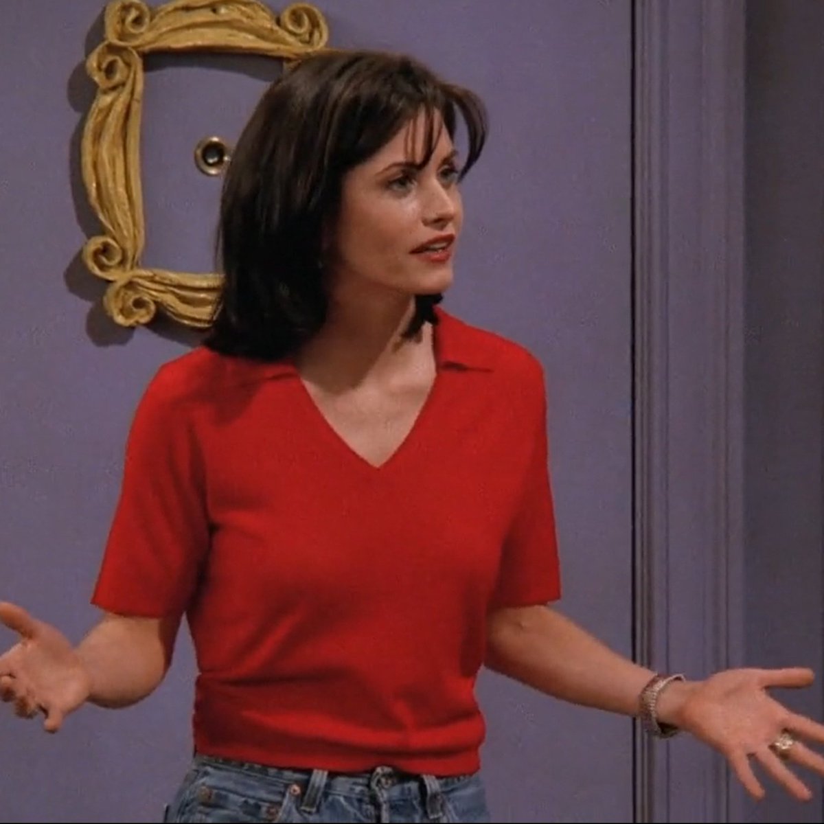 monicaoutfits's tweet photo. another red v-neck from monica geller! (2x20) https://t.co/xQjakA2Jjt