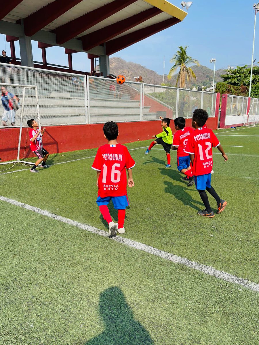 SheilaSotoM's tweet photo. Mis niños de mi Barrio de Petaquillas saben que cuentan con una aliada permanente, y más cuando se trata de deporte, por eso atendí a su petición de ser madrina de uniformes. 

El deporte es la fuerza que necesita la sociedad para que las nuevas generaciones salgan adelante.⚽️🙌 https://t.co/IntW7xwcBa