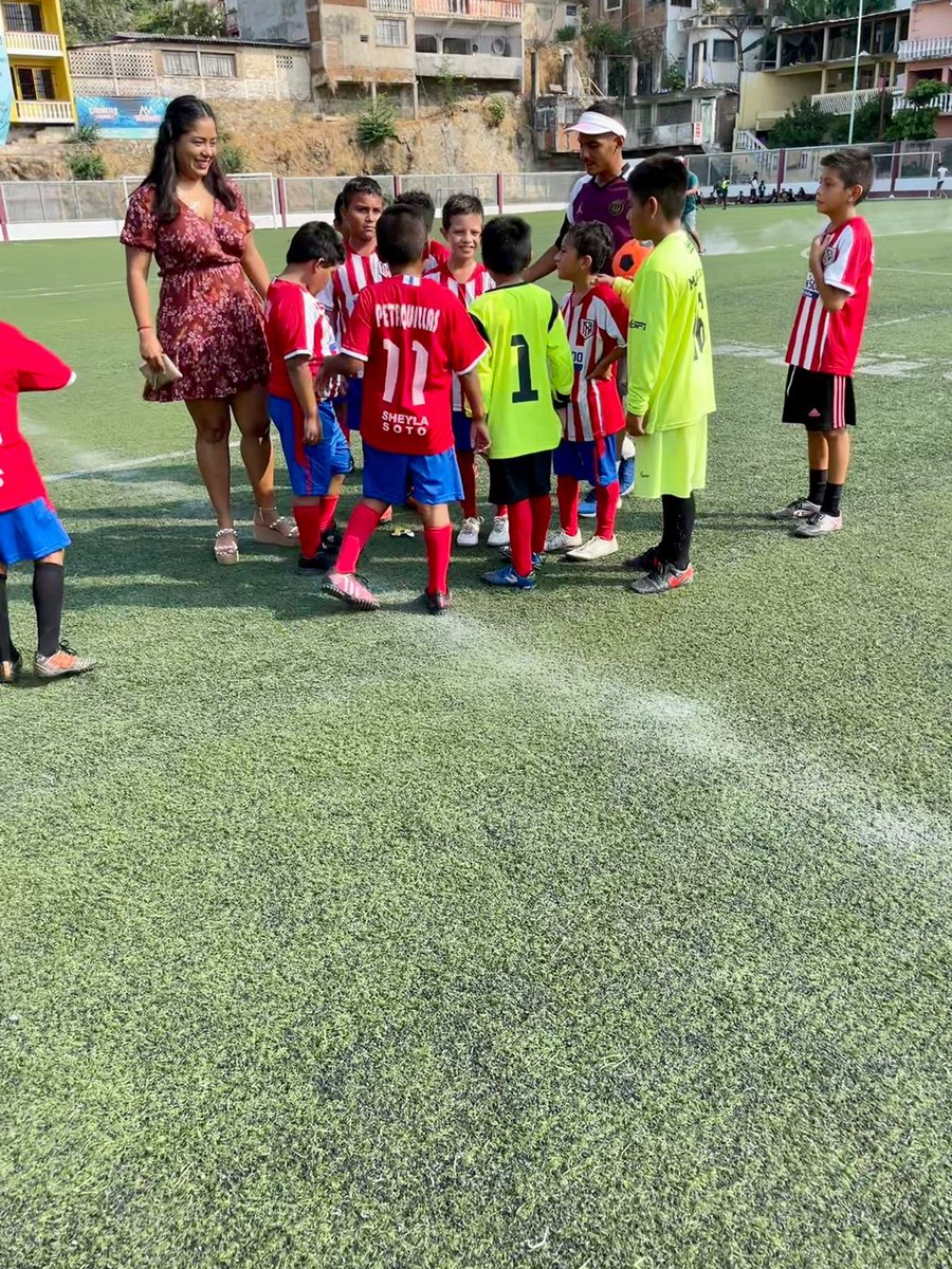SheilaSotoM's tweet photo. Mis niños de mi Barrio de Petaquillas saben que cuentan con una aliada permanente, y más cuando se trata de deporte, por eso atendí a su petición de ser madrina de uniformes. 

El deporte es la fuerza que necesita la sociedad para que las nuevas generaciones salgan adelante.⚽️🙌 https://t.co/IntW7xwcBa