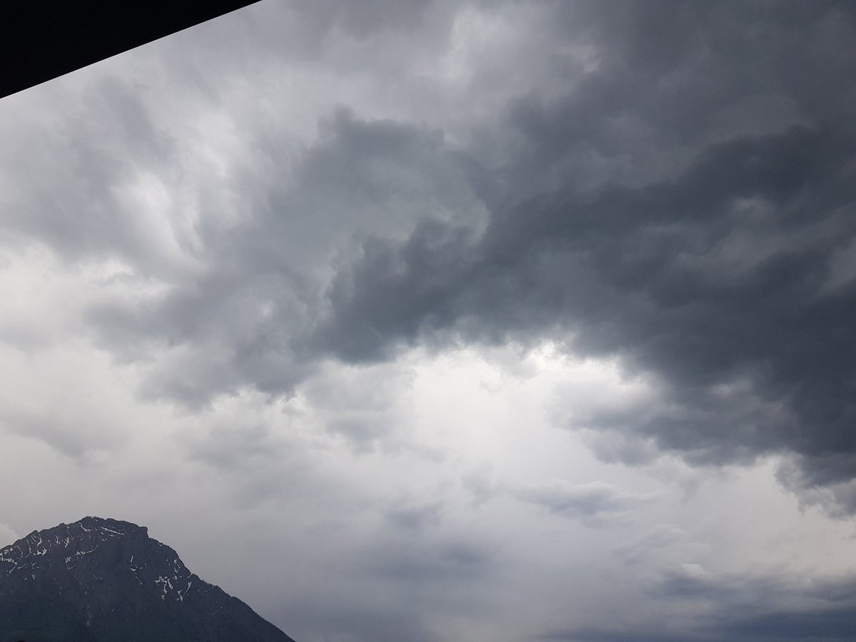 besmart's tweet photo. Rumoerige wolken boven het dal. Onweer op komst. @weermanreinier https://t.co/x3UwYQWV1h