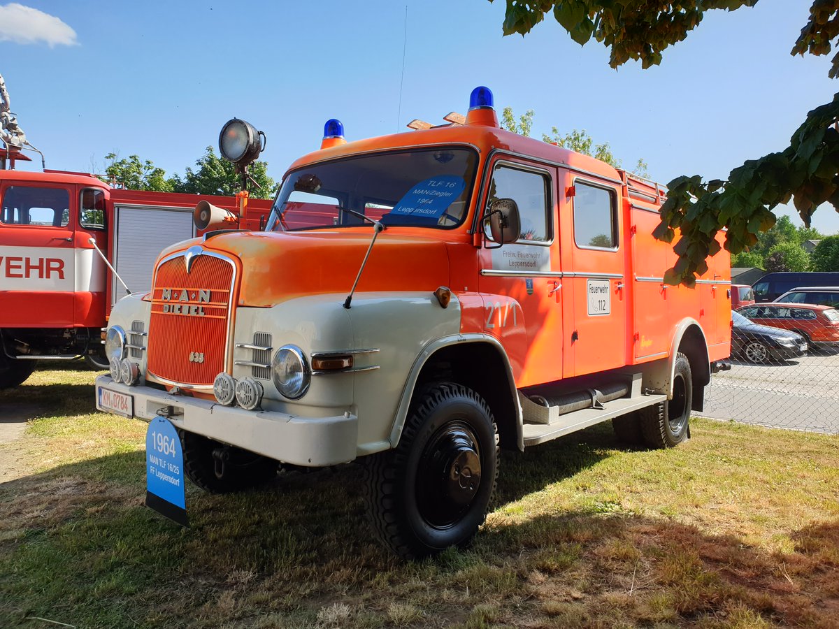 ThomasKreher2's tweet photo. #Feuerwehr mal ganz privat-Besuch bei der Freiwilligen Feuerwehr #Leppersdorf. JF wurde 30, heute #Tag der #offenen #Tür` gefeiert. Danach Abstecher nach Radeberg zur Sonderausstellung `150 Jahre Freiwillige Feuerwehr Radeberg. Sehr informativ und geschichtlich gut recherchiert. https://t.co/wTYvmCGuZB