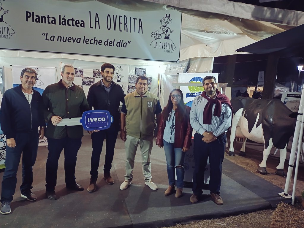 JorratJuan's tweet photo. Recibimos simbólicamente las llaves del primer camión de #LaOverita en el Marco de la #Expolactea Del Norte en Trancas.
@AgrFamTuc @munitrancas https://t.co/YyDgEo2tPN