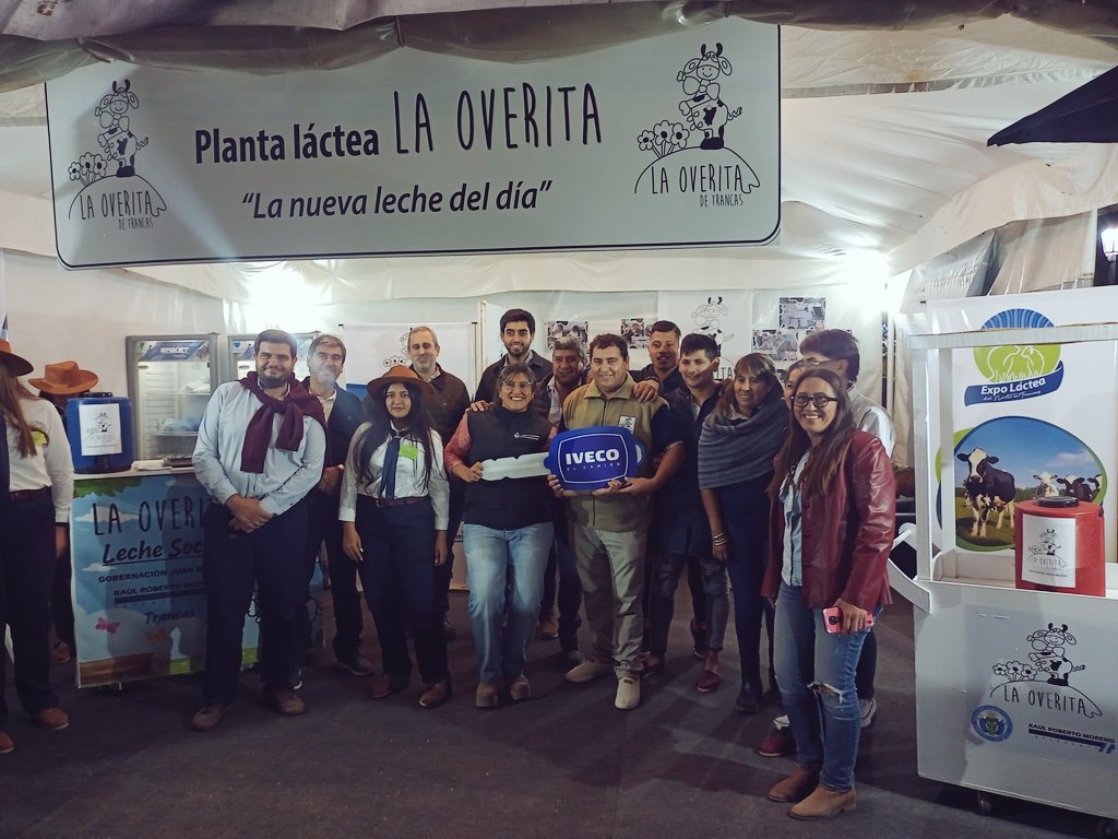 JorratJuan's tweet photo. Recibimos simbólicamente las llaves del primer camión de #LaOverita en el Marco de la #Expolactea Del Norte en Trancas.
@AgrFamTuc @munitrancas https://t.co/YyDgEo2tPN