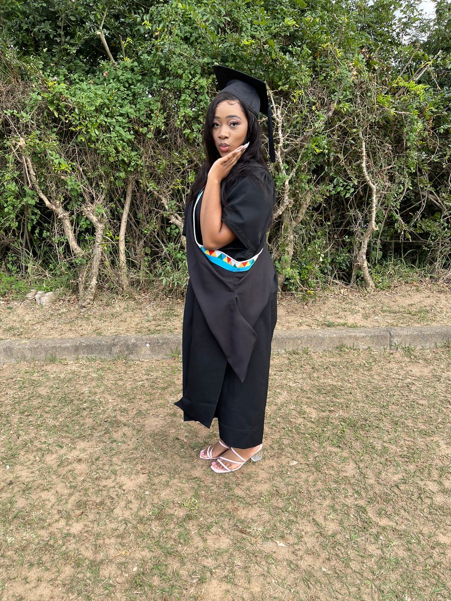 mngomezulu_welz's tweet photo. Bagged my second degree, I'm so proud of myself. Stay in school barbz 😜😜😜 https://t.co/o6de3jDQMG
