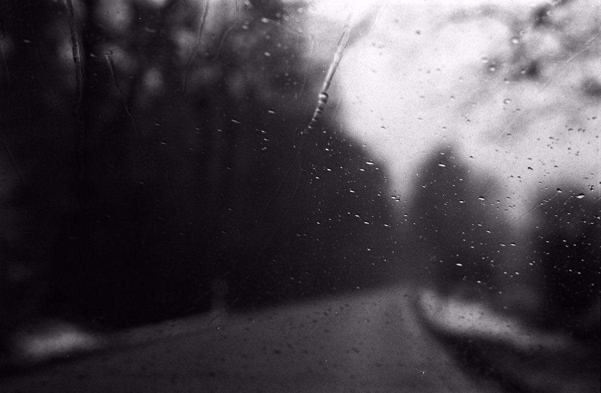 „the dirt washed away and everything is fine again“

Leica M2 
Voigtländer 50mm f1.5
Kodak TX-400

#fineartphotography #leica #leicaphotography #35mmfilm #bnw #blackandwhitephotography #blackandwhite #filmphotography #monochrome #street #streetphotography #citylife #documentary