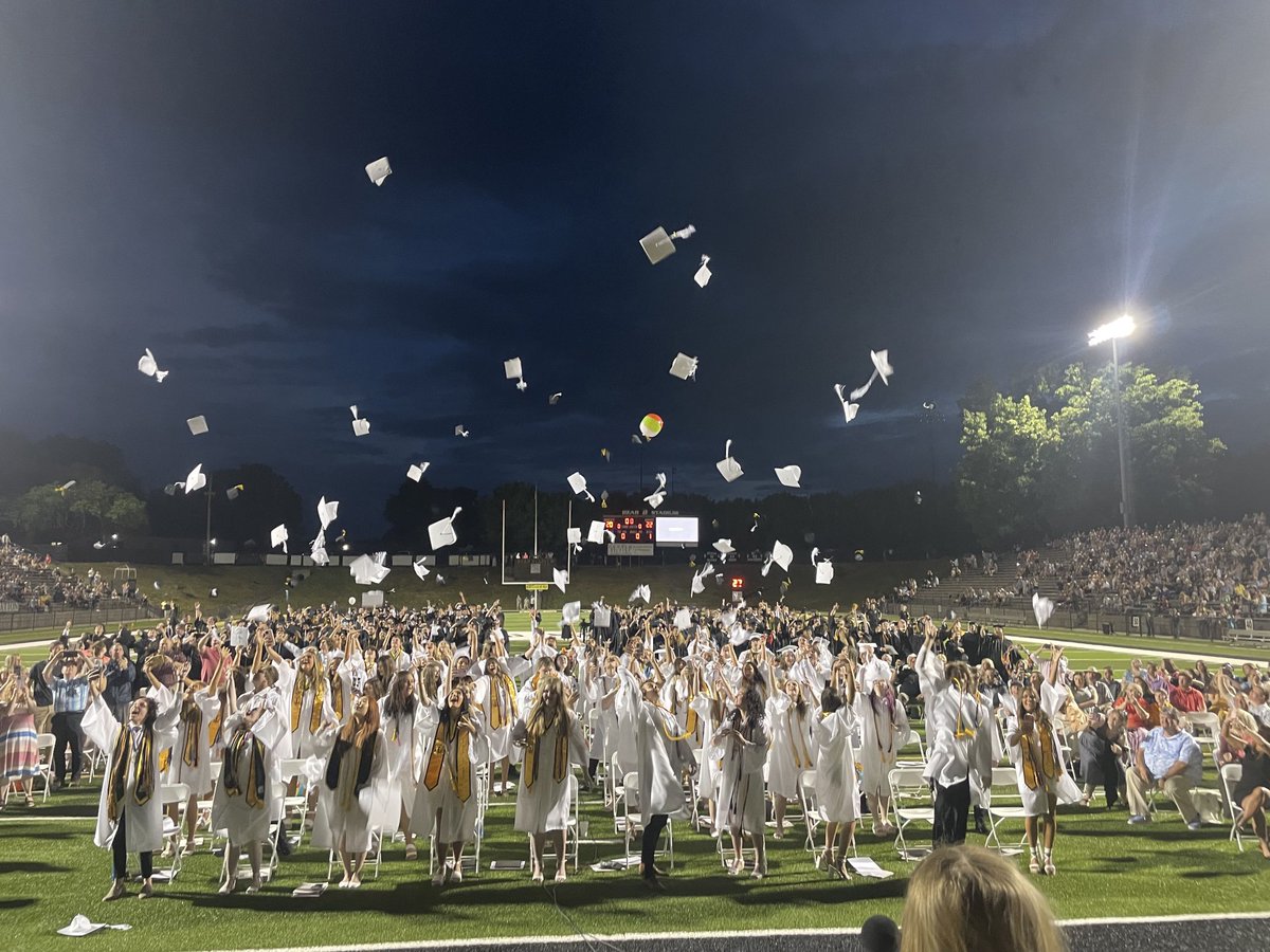 Bears00's tweet photo. Graduation 2022… we did it! Since you first entered our school, you have built your own roads, created your own circumstances, and unapologetically blazed your own trails….Class of 2022, CONGRATULATIONS, we wish you the best! #reptheB ⁦⁦⁦⁦@THEREALBCNATION⁩ https://t.co/LQRwc0YaQI